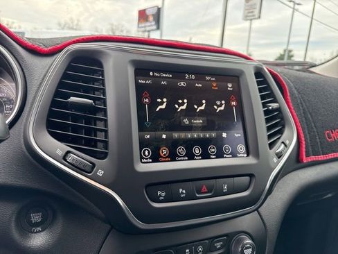 Used 2023 Jeep Cherokee Altitude Lux image 29