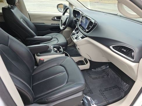 Used 2024 Chrysler Pacifica Touring-L FWD image 11
