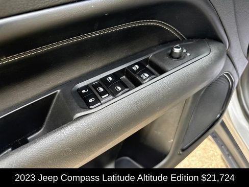 Used 2023 Jeep Compass Latitude w/ Convenience Group AWD/4WD image 8
