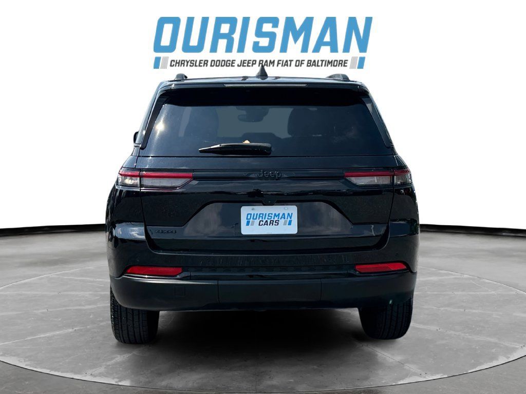 Used 2024 Jeep Grand Cherokee Altitude AWD/4WD image 5