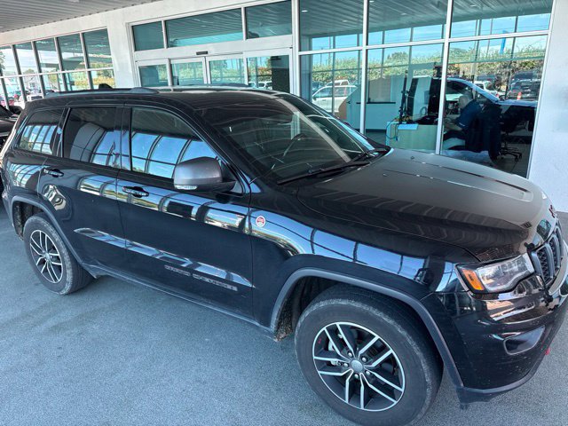 Used 2018 Jeep Grand Cherokee Trailhawk w/ Trailhawk Luxury Group AWD/4WD image 3