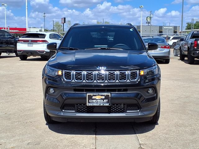 Used 2025 Jeep Compass Latitude AWD/4WD image 2