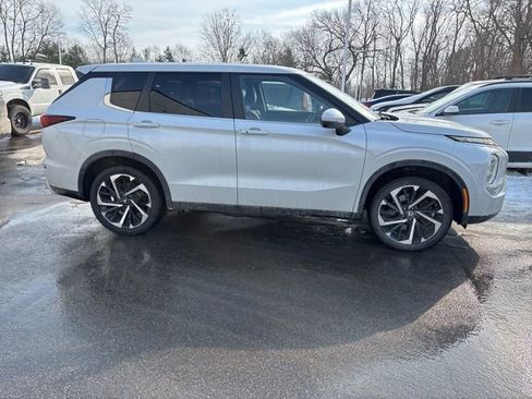 Used 2022 Mitsubishi Outlander SE image 4