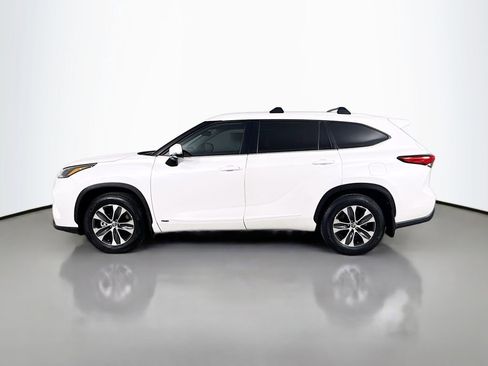 Used 2023 Toyota Highlander XLE AWD/4WD image 4