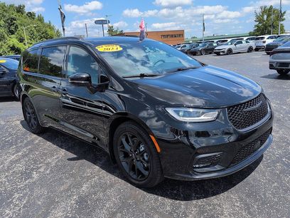 Used 2024 Chrysler Pacifica Touring-L w/ S Appearance Package