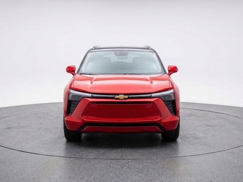 Used 2025 Chevrolet Blazer LT FWD image 2