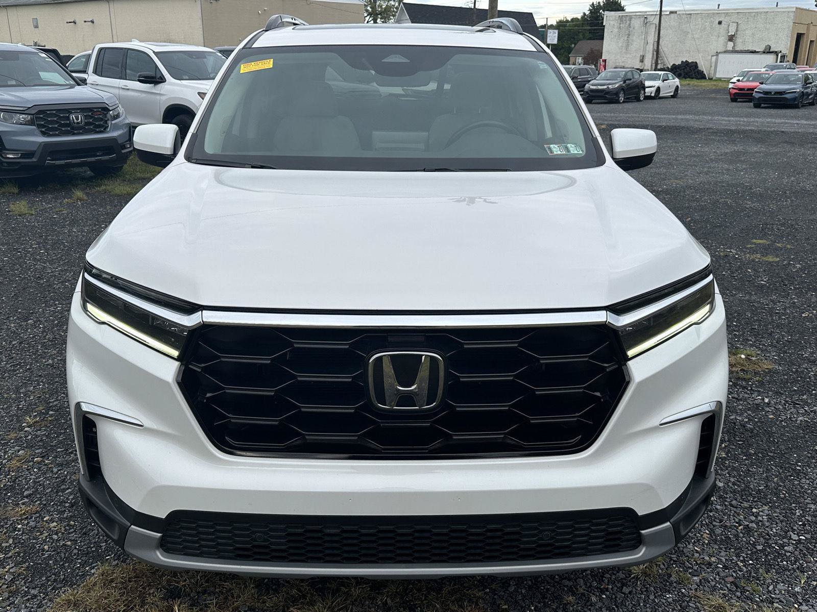 Used 2024 Honda Pilot Touring image 3