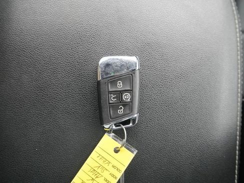 Used 2022 Volkswagen Atlas Cross Sport SEL R-Line AWD/4WD image 42