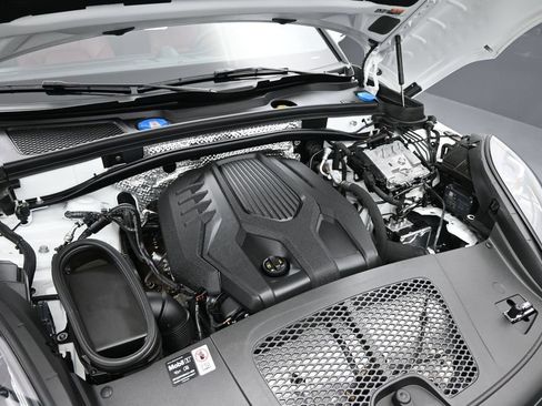 Used 2025 Porsche Macan AWD/4WD image 4