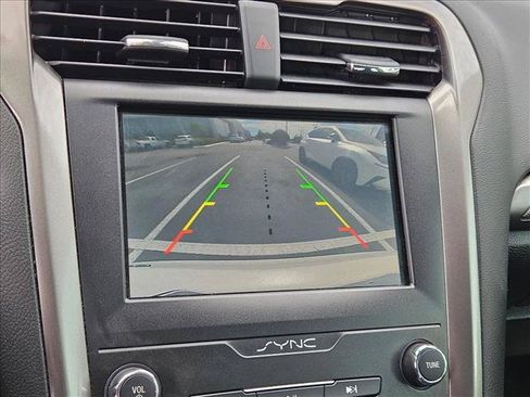 Used 2019 Ford Fusion SE FWD image 14