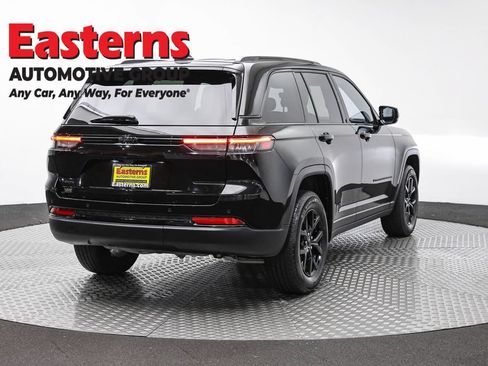 Used 2025 Jeep Grand Cherokee Altitude AWD/4WD image 5
