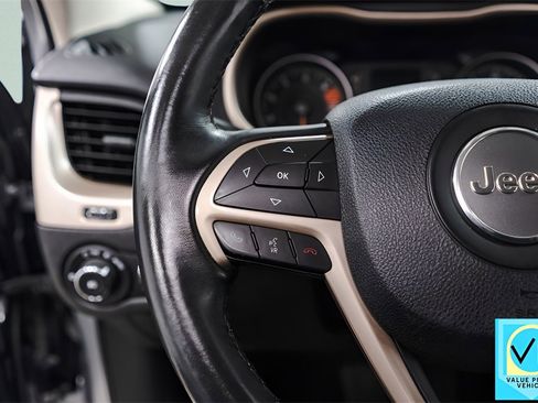 Used 2017 Jeep Cherokee Latitude w/ Cold Weather Group image 11