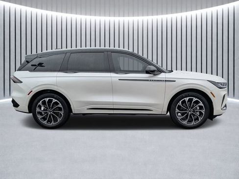 New 2026 Lincoln Nautilus Reserve image 2