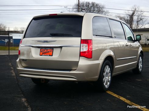 Used 2014 Chrysler Town & Country Touring image 12