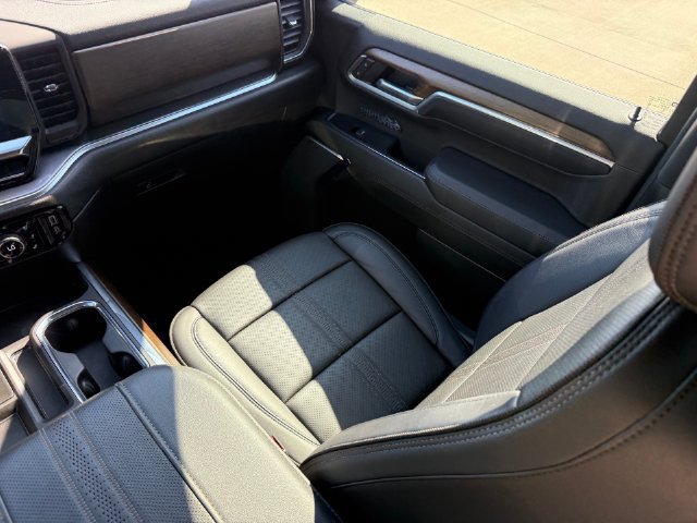 Used 2024 Chevrolet Silverado 1500 High Country w/ Midnight Edition AWD/4WD image 23