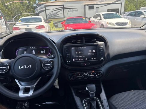 Used 2025 Kia Soul LX w/ LX Technology Package FWD image 7
