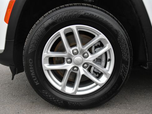 Used 2023 Jeep Grand Cherokee L Laredo image 12