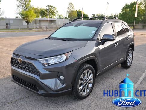 Used 2019 Toyota RAV4 XLE Premium FWD image 1