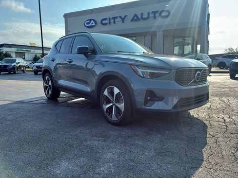 Used 2023 Volvo XC40 B4 Ultimate FWD image 2