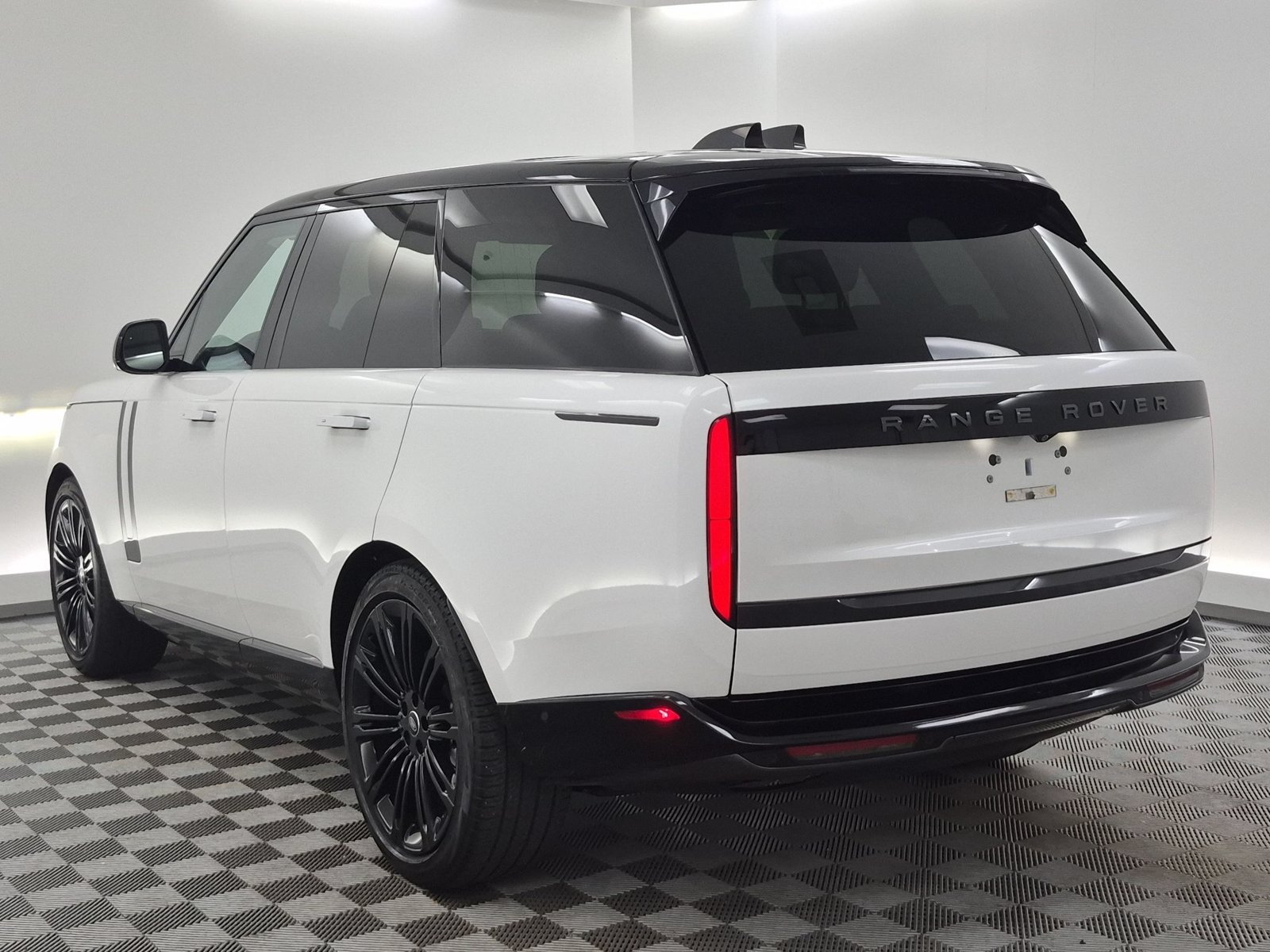 Used 2024 Land Rover Range Rover SE AWD/4WD image 3