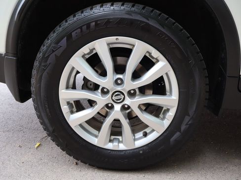 Used 2017 Nissan Rogue SV w/ SV Premium Package AWD/4WD image 43
