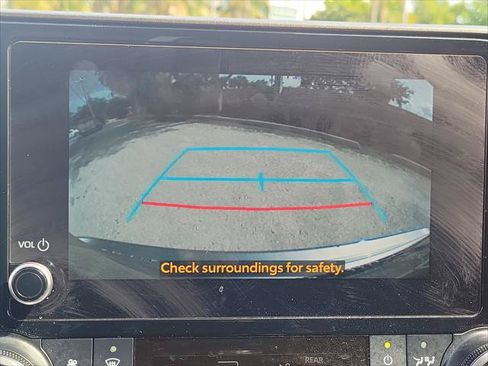 Used 2024 Toyota Highlander LE FWD image 27