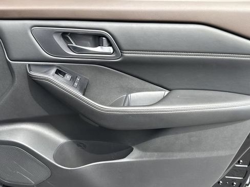 Used 2023 Nissan Rogue SV w/ SV Premium B Package FWD image 14