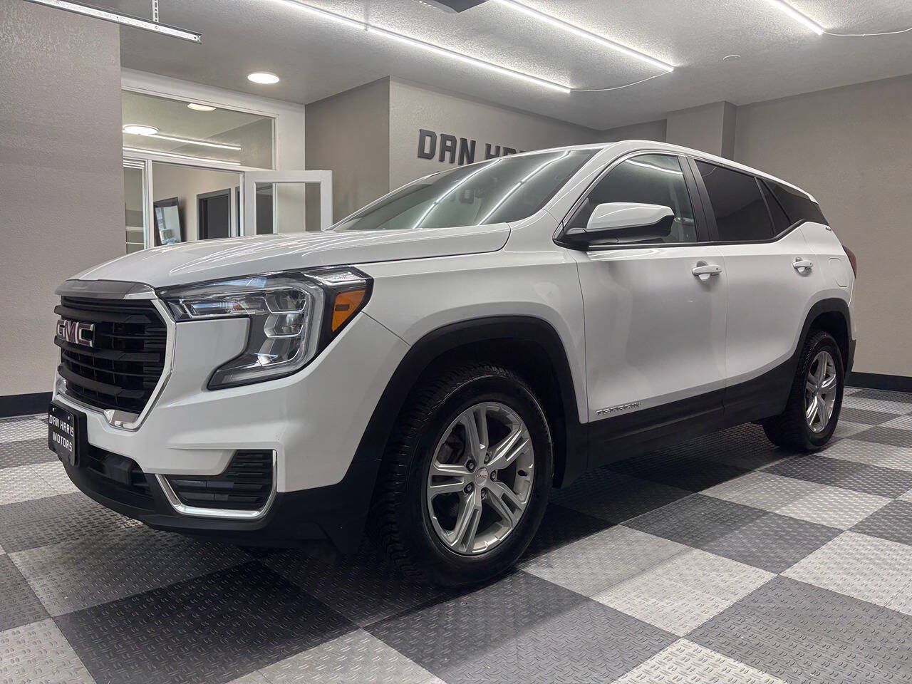 Used 2023 GMC Terrain SLE FWD image 2