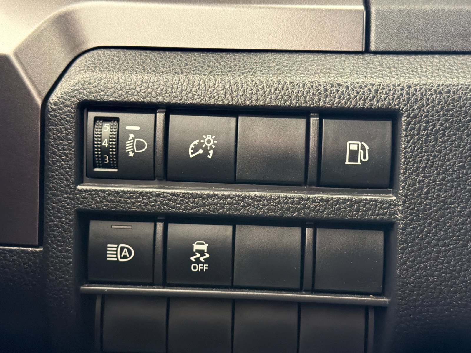 Used 2025 Toyota 4Runner SR5 AWD/4WD image 32