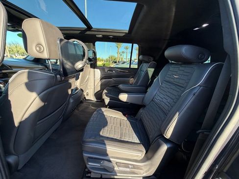 Used 2023 Cadillac Escalade ESV Sport Platinum w/ LPO, ONYX Package image 17