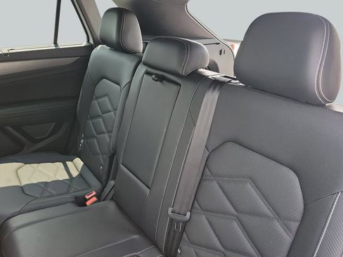 Used 2024 Volkswagen Atlas Cross Sport SE FWD image 19