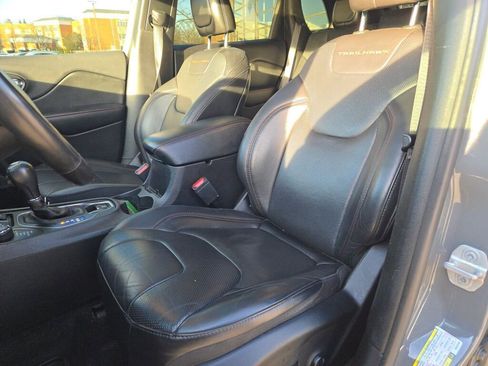 Used 2019 Jeep Cherokee Trailhawk image 24