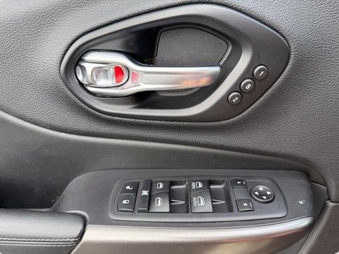 Used 2020 Jeep Cherokee Limited image 21