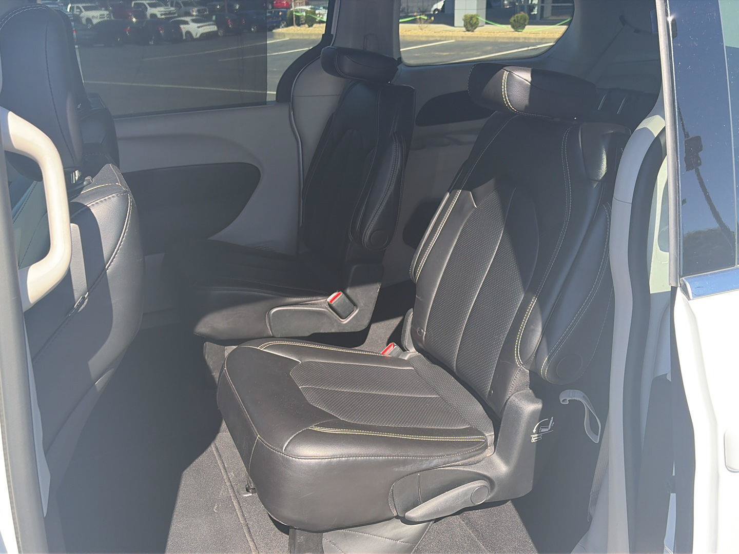 Used 2024 Chrysler Pacifica Touring-L FWD image 12