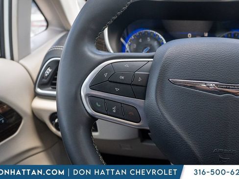 Used 2023 Chrysler Pacifica Limited FWD image 11