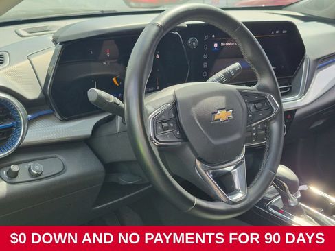 Used 2025 Chevrolet Trax LT w/ LT Convenience Package FWD image 14