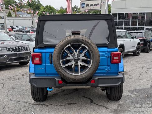 Used 2024 Jeep Wrangler Unlimited w/ Convenience Group AWD/4WD image 7
