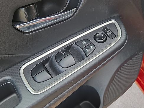 Used 2025 Nissan Versa SR FWD image 22