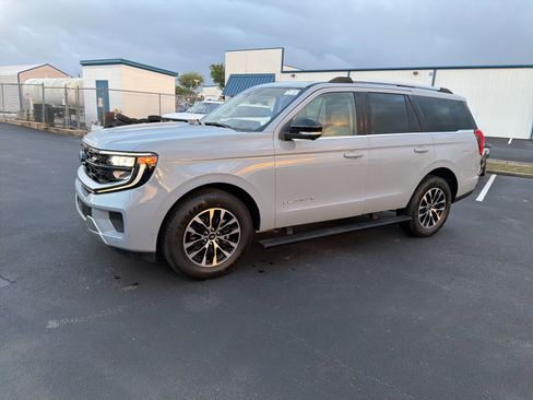 Used 2025 Ford Expedition Platinum image 16