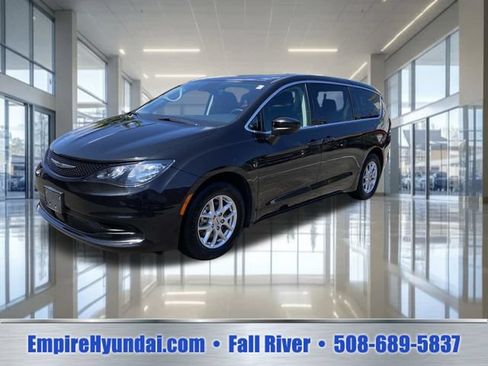 Used 2023 Chrysler Voyager LX FWD image 1