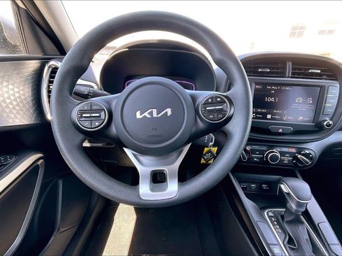 Used 2025 Kia Soul LX w/ LX Technology Package FWD image 5