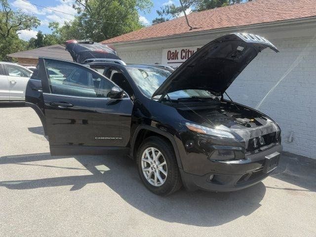 Used 2016 Jeep Cherokee Latitude w/ Cold Weather Group AWD/4WD image 9