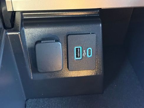 Used 2022 Ford Explorer XLT w/ Equipment Group 202A image 13