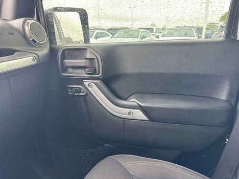 Used 2017 Jeep Wrangler Unlimited Sahara w/ Connectivity Group AWD/4WD image 19