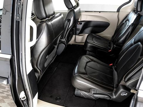 Used 2020 Chrysler Voyager Lxi image 38