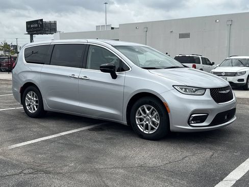 Used 2024 Chrysler Pacifica Touring-L FWD image 3