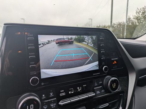 Used 2021 Toyota Highlander L image 22