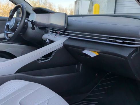 Used 2024 Hyundai Elantra Limited image 29