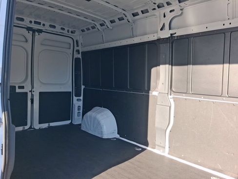 Used 2025 RAM ProMaster 2500 w/ Convenience Group FWD image 9
