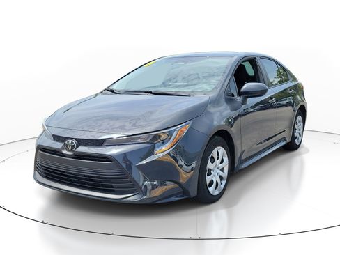 Used 2025 Toyota Corolla LE FWD image 3